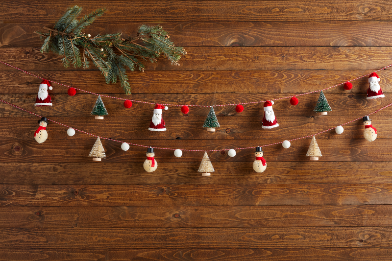 Santa Classic Bottle Brush Garland
